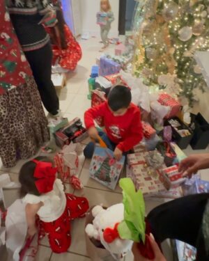 Fefi Oliveira Instagram - Una navidad más con todas las sillas llenitas. Gracias Dios no tengo duda que somos tus consentidos señor, tenerlos a todos es mi mejor regalo🎄
