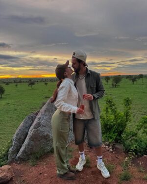 Fefi Oliveira Instagram - Ayer cumplimos 7 años de novios y hoy 2 años de casados y hay algunos momentos que me gustaría recordar de nuestra historia...
2-) Cuando me enamore
3-) Cuando venías a Miami y nos gustabamos en silencio
4-) Cuando te robe nuestro primer beso despues de trotar todo biscayne
5-) Nuestro primer 31 juntos como novios
6-) Nuestro primer añito como novios
7-) Cuando la música nos unió y nos hizo más fuertes
8-) Cuando nos dió por hacer videos musicales
9-) Nuestro primer viaje a cancun
10-) Cuando grabamos mil tiktoks mientras pasabamos pandemia juntos en casa de mis papas
11-) Cuando tuvimos nuestro primer apto juntos en Bogota
12-) Cuando me regalaste un cumple soñado en Key largo con toda la familia
13-) Cuando celebramos tu cumple en Dubai
14-) Cuando nos comprometimos❤️
15-) Esta me recuerda lo feliz que somos creando de la nada y trabajando juntos
16 y 17-) Cuando me convertí en tu esposa desde siempre y para siempre
18-) Nuestra luna de miel soñada
19-) Nuestro primer añito casados
20-) El amanecer más lindo que hayamos vivido juntos hasta hoy.

Gracias por amarme y aceptarme como soy. Te amo desde siempre y para siempre.