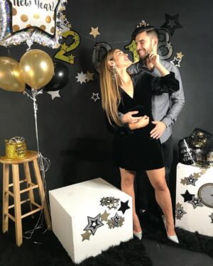 Fefi Oliveira Instagram - Ayer cumplimos 7 años de novios y hoy 2 años de casados y hay algunos momentos que me gustaría recordar de nuestra historia...
2-) Cuando me enamore
3-) Cuando venías a Miami y nos gustabamos en silencio
4-) Cuando te robe nuestro primer beso despues de trotar todo biscayne
5-) Nuestro primer 31 juntos como novios
6-) Nuestro primer añito como novios
7-) Cuando la música nos unió y nos hizo más fuertes
8-) Cuando nos dió por hacer videos musicales
9-) Nuestro primer viaje a cancun
10-) Cuando grabamos mil tiktoks mientras pasabamos pandemia juntos en casa de mis papas
11-) Cuando tuvimos nuestro primer apto juntos en Bogota
12-) Cuando me regalaste un cumple soñado en Key largo con toda la familia
13-) Cuando celebramos tu cumple en Dubai
14-) Cuando nos comprometimos❤️
15-) Esta me recuerda lo feliz que somos creando de la nada y trabajando juntos
16 y 17-) Cuando me convertí en tu esposa desde siempre y para siempre
18-) Nuestra luna de miel soñada
19-) Nuestro primer añito casados
20-) El amanecer más lindo que hayamos vivido juntos hasta hoy.

Gracias por amarme y aceptarme como soy. Te amo desde siempre y para siempre.