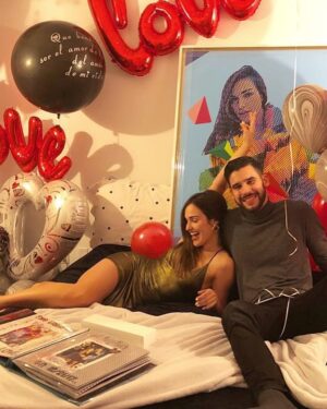 Fefi Oliveira Instagram - Ayer cumplimos 7 años de novios y hoy 2 años de casados y hay algunos momentos que me gustaría recordar de nuestra historia...
2-) Cuando me enamore
3-) Cuando venías a Miami y nos gustabamos en silencio
4-) Cuando te robe nuestro primer beso despues de trotar todo biscayne
5-) Nuestro primer 31 juntos como novios
6-) Nuestro primer añito como novios
7-) Cuando la música nos unió y nos hizo más fuertes
8-) Cuando nos dió por hacer videos musicales
9-) Nuestro primer viaje a cancun
10-) Cuando grabamos mil tiktoks mientras pasabamos pandemia juntos en casa de mis papas
11-) Cuando tuvimos nuestro primer apto juntos en Bogota
12-) Cuando me regalaste un cumple soñado en Key largo con toda la familia
13-) Cuando celebramos tu cumple en Dubai
14-) Cuando nos comprometimos❤️
15-) Esta me recuerda lo feliz que somos creando de la nada y trabajando juntos
16 y 17-) Cuando me convertí en tu esposa desde siempre y para siempre
18-) Nuestra luna de miel soñada
19-) Nuestro primer añito casados
20-) El amanecer más lindo que hayamos vivido juntos hasta hoy.

Gracias por amarme y aceptarme como soy. Te amo desde siempre y para siempre.