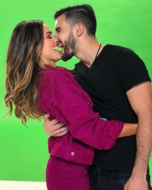Fefi Oliveira Instagram - Ayer cumplimos 7 años de novios y hoy 2 años de casados y hay algunos momentos que me gustaría recordar de nuestra historia...
2-) Cuando me enamore
3-) Cuando venías a Miami y nos gustabamos en silencio
4-) Cuando te robe nuestro primer beso despues de trotar todo biscayne
5-) Nuestro primer 31 juntos como novios
6-) Nuestro primer añito como novios
7-) Cuando la música nos unió y nos hizo más fuertes
8-) Cuando nos dió por hacer videos musicales
9-) Nuestro primer viaje a cancun
10-) Cuando grabamos mil tiktoks mientras pasabamos pandemia juntos en casa de mis papas
11-) Cuando tuvimos nuestro primer apto juntos en Bogota
12-) Cuando me regalaste un cumple soñado en Key largo con toda la familia
13-) Cuando celebramos tu cumple en Dubai
14-) Cuando nos comprometimos❤️
15-) Esta me recuerda lo feliz que somos creando de la nada y trabajando juntos
16 y 17-) Cuando me convertí en tu esposa desde siempre y para siempre
18-) Nuestra luna de miel soñada
19-) Nuestro primer añito casados
20-) El amanecer más lindo que hayamos vivido juntos hasta hoy.

Gracias por amarme y aceptarme como soy. Te amo desde siempre y para siempre.
