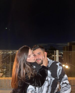 Fefi Oliveira Instagram - Ayer cumplimos 7 años de novios y hoy 2 años de casados y hay algunos momentos que me gustaría recordar de nuestra historia...
2-) Cuando me enamore
3-) Cuando venías a Miami y nos gustabamos en silencio
4-) Cuando te robe nuestro primer beso despues de trotar todo biscayne
5-) Nuestro primer 31 juntos como novios
6-) Nuestro primer añito como novios
7-) Cuando la música nos unió y nos hizo más fuertes
8-) Cuando nos dió por hacer videos musicales
9-) Nuestro primer viaje a cancun
10-) Cuando grabamos mil tiktoks mientras pasabamos pandemia juntos en casa de mis papas
11-) Cuando tuvimos nuestro primer apto juntos en Bogota
12-) Cuando me regalaste un cumple soñado en Key largo con toda la familia
13-) Cuando celebramos tu cumple en Dubai
14-) Cuando nos comprometimos❤️
15-) Esta me recuerda lo feliz que somos creando de la nada y trabajando juntos
16 y 17-) Cuando me convertí en tu esposa desde siempre y para siempre
18-) Nuestra luna de miel soñada
19-) Nuestro primer añito casados
20-) El amanecer más lindo que hayamos vivido juntos hasta hoy.

Gracias por amarme y aceptarme como soy. Te amo desde siempre y para siempre.