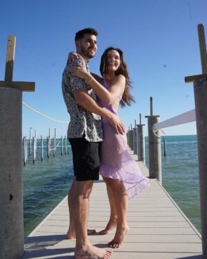 Fefi Oliveira Instagram - Ayer cumplimos 7 años de novios y hoy 2 años de casados y hay algunos momentos que me gustaría recordar de nuestra historia...
2-) Cuando me enamore
3-) Cuando venías a Miami y nos gustabamos en silencio
4-) Cuando te robe nuestro primer beso despues de trotar todo biscayne
5-) Nuestro primer 31 juntos como novios
6-) Nuestro primer añito como novios
7-) Cuando la música nos unió y nos hizo más fuertes
8-) Cuando nos dió por hacer videos musicales
9-) Nuestro primer viaje a cancun
10-) Cuando grabamos mil tiktoks mientras pasabamos pandemia juntos en casa de mis papas
11-) Cuando tuvimos nuestro primer apto juntos en Bogota
12-) Cuando me regalaste un cumple soñado en Key largo con toda la familia
13-) Cuando celebramos tu cumple en Dubai
14-) Cuando nos comprometimos❤️
15-) Esta me recuerda lo feliz que somos creando de la nada y trabajando juntos
16 y 17-) Cuando me convertí en tu esposa desde siempre y para siempre
18-) Nuestra luna de miel soñada
19-) Nuestro primer añito casados
20-) El amanecer más lindo que hayamos vivido juntos hasta hoy.
Gracias por amarme y aceptarme como soy. Te amo desde siempre y para siempre.