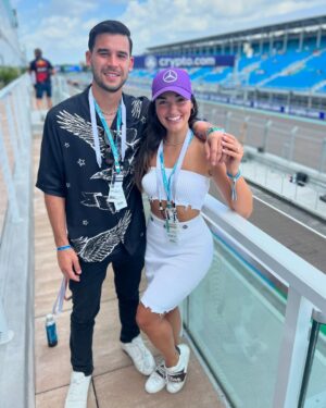 Fefi Oliveira Instagram - Ayer cumplimos 7 años de novios y hoy 2 años de casados y hay algunos momentos que me gustaría recordar de nuestra historia...
2-) Cuando me enamore
3-) Cuando venías a Miami y nos gustabamos en silencio
4-) Cuando te robe nuestro primer beso despues de trotar todo biscayne
5-) Nuestro primer 31 juntos como novios
6-) Nuestro primer añito como novios
7-) Cuando la música nos unió y nos hizo más fuertes
8-) Cuando nos dió por hacer videos musicales
9-) Nuestro primer viaje a cancun
10-) Cuando grabamos mil tiktoks mientras pasabamos pandemia juntos en casa de mis papas
11-) Cuando tuvimos nuestro primer apto juntos en Bogota
12-) Cuando me regalaste un cumple soñado en Key largo con toda la familia
13-) Cuando celebramos tu cumple en Dubai
14-) Cuando nos comprometimos❤️
15-) Esta me recuerda lo feliz que somos creando de la nada y trabajando juntos
16 y 17-) Cuando me convertí en tu esposa desde siempre y para siempre
18-) Nuestra luna de miel soñada
19-) Nuestro primer añito casados
20-) El amanecer más lindo que hayamos vivido juntos hasta hoy.

Gracias por amarme y aceptarme como soy. Te amo desde siempre y para siempre.