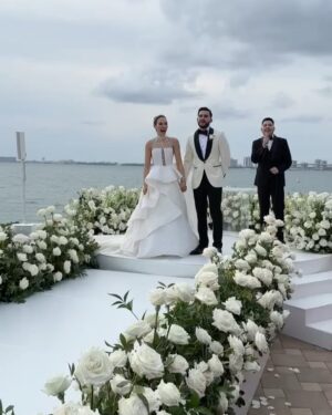 Fefi Oliveira Instagram - Ayer cumplimos 7 años de novios y hoy 2 años de casados y hay algunos momentos que me gustaría recordar de nuestra historia...
2-) Cuando me enamore
3-) Cuando venías a Miami y nos gustabamos en silencio
4-) Cuando te robe nuestro primer beso despues de trotar todo biscayne
5-) Nuestro primer 31 juntos como novios
6-) Nuestro primer añito como novios
7-) Cuando la música nos unió y nos hizo más fuertes
8-) Cuando nos dió por hacer videos musicales
9-) Nuestro primer viaje a cancun
10-) Cuando grabamos mil tiktoks mientras pasabamos pandemia juntos en casa de mis papas
11-) Cuando tuvimos nuestro primer apto juntos en Bogota
12-) Cuando me regalaste un cumple soñado en Key largo con toda la familia
13-) Cuando celebramos tu cumple en Dubai
14-) Cuando nos comprometimos❤️
15-) Esta me recuerda lo feliz que somos creando de la nada y trabajando juntos
16 y 17-) Cuando me convertí en tu esposa desde siempre y para siempre
18-) Nuestra luna de miel soñada
19-) Nuestro primer añito casados
20-) El amanecer más lindo que hayamos vivido juntos hasta hoy.

Gracias por amarme y aceptarme como soy. Te amo desde siempre y para siempre.