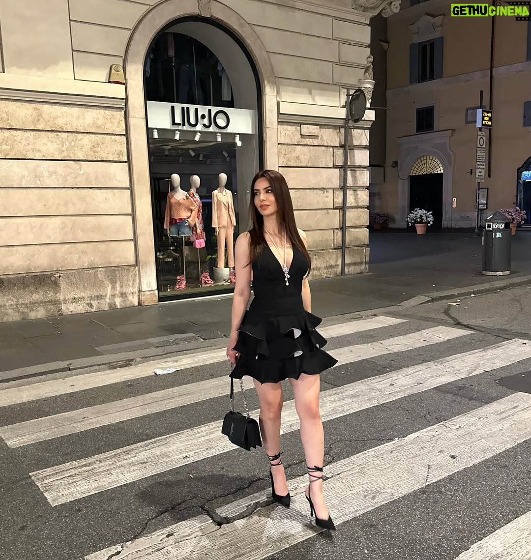 Feriel Graja - 25.7K Likes - This is my path ...I'm strong ...I have no fear ✨.
#rome #trip #actress #streetphotography #lifestyle #beauty