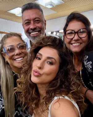 Fernanda Paes Leme Instagram - Assim que acabaram as gravações do #DançaDosFamosos, com o resultado da minha eliminação, eu me recolhi pra chorar sozinha. Chorei, chorei, chorei... Estava muito sensível com a presença do @gilbertogil e da @floragil_ no @domingao, com a minha saída (claro) e com o fato de que ia me separar tão prematuramente daquela turma toda. Eu não esperava e sentia que podia ter entregado muito mais.
O Dança foi um trabalho de dedicação incrível. Física e mental. Um desafio pra mim em muitos níveis. Ao mesmo tempo que eu sofria ao me separar da Pilar por dias, recebia tanto amor e carinho dos meus colegas (que viraram amigos) de competição. Isso me fortalecia. Me fez descobrir (ou redescobrir) uma Fernanda forte, dedicada ao novo, focada em processos. Fez meu olho voltar a brilhar. Sou outra!
Eu não queria ter saído. Eu queria me desafiar mais e mais. Testar meus limites, descobrir novos roxos pelo corpo, sentir dores em lugares que eu nem sabia que podiam doer, fechar o olho pra dormir e ficar “pá, pá, pá...” passando a coreografia mentalmente. E foi tudo tão intenso que mesmo com pouco tempo no quadro, eu já sinto falta. Mas faz parte e a cada semana, alguém vai sentir isso também.
Mas esse post é pra agradecer a vocês que torceram, que me fizeram gargalhar e chorar de ontem pra hoje lendo os comentários, os memes, as hashtags, que vão sentir minha falta no programa e nos bastidores dele, que era sempre um grande surto. Ser acolhida pelo público é o desejo de todo artista e ontem eu senti isso. Ainda sinto.
Obrigada, @lucianohuck pelo convite, obrigada, @nicolebahls, @dududancee_, @davidjunior, @ma.fernaandes, @fernandoperrotti, @luanpereiracantor, @jaqueparaense, nosso eterno Grupo B pelo companheirismo e amizade, obrigada a TODOS os outros competidores e professores, obrigada @carlinhosdejesus, @xorogan_zebrinha, @anabotafogooficial, @miltoncunhaoficial, obrigada a toda direção e produção do programa, obrigada ao figurino e maquiagem, obrigada @fisiopablo e mais uma vez e sempre, obrigada ao público!