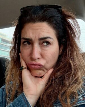 Fernanda Paes Leme Instagram - Assim que acabaram as gravações do #DançaDosFamosos, com o resultado da minha eliminação, eu me recolhi pra chorar sozinha. Chorei, chorei, chorei... Estava muito sensível com a presença do @gilbertogil e da @floragil_ no @domingao, com a minha saída (claro) e com o fato de que ia me separar tão prematuramente daquela turma toda. Eu não esperava e sentia que podia ter entregado muito mais.
O Dança foi um trabalho de dedicação incrível. Física e mental. Um desafio pra mim em muitos níveis. Ao mesmo tempo que eu sofria ao me separar da Pilar por dias, recebia tanto amor e carinho dos meus colegas (que viraram amigos) de competição. Isso me fortalecia. Me fez descobrir (ou redescobrir) uma Fernanda forte, dedicada ao novo, focada em processos. Fez meu olho voltar a brilhar. Sou outra!
Eu não queria ter saído. Eu queria me desafiar mais e mais. Testar meus limites, descobrir novos roxos pelo corpo, sentir dores em lugares que eu nem sabia que podiam doer, fechar o olho pra dormir e ficar “pá, pá, pá...” passando a coreografia mentalmente. E foi tudo tão intenso que mesmo com pouco tempo no quadro, eu já sinto falta. Mas faz parte e a cada semana, alguém vai sentir isso também.
Mas esse post é pra agradecer a vocês que torceram, que me fizeram gargalhar e chorar de ontem pra hoje lendo os comentários, os memes, as hashtags, que vão sentir minha falta no programa e nos bastidores dele, que era sempre um grande surto. Ser acolhida pelo público é o desejo de todo artista e ontem eu senti isso. Ainda sinto.
Obrigada, @lucianohuck pelo convite, obrigada, @nicolebahls, @dududancee_, @davidjunior, @ma.fernaandes, @fernandoperrotti, @luanpereiracantor, @jaqueparaense, nosso eterno Grupo B pelo companheirismo e amizade, obrigada a TODOS os outros competidores e professores, obrigada @carlinhosdejesus, @xorogan_zebrinha, @anabotafogooficial, @miltoncunhaoficial, obrigada a toda direção e produção do programa, obrigada ao figurino e maquiagem, obrigada @fisiopablo e mais uma vez e sempre, obrigada ao público!