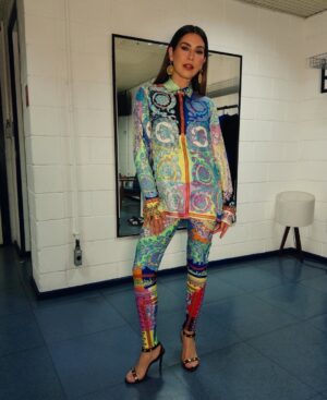 Fernanda Paes Leme Instagram - Posso não estar mais dançando mas lookinhos seguirei entregando no @domingao 💖
Versace p/ @shopandshare
