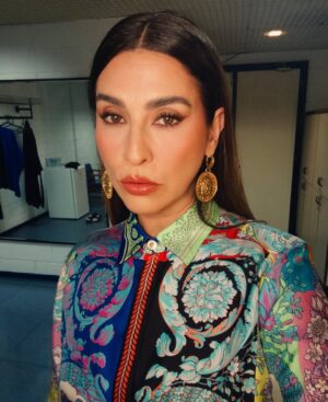 Fernanda Paes Leme Instagram - Posso não estar mais dançando mas lookinhos seguirei entregando no @domingao 💖
Versace p/ @shopandshare