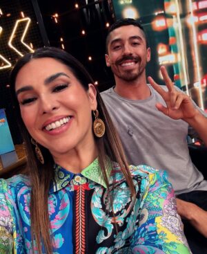 Fernanda Paes Leme Instagram - Posso não estar mais dançando mas lookinhos seguirei entregando no @domingao 💖
Versace p/ @shopandshare