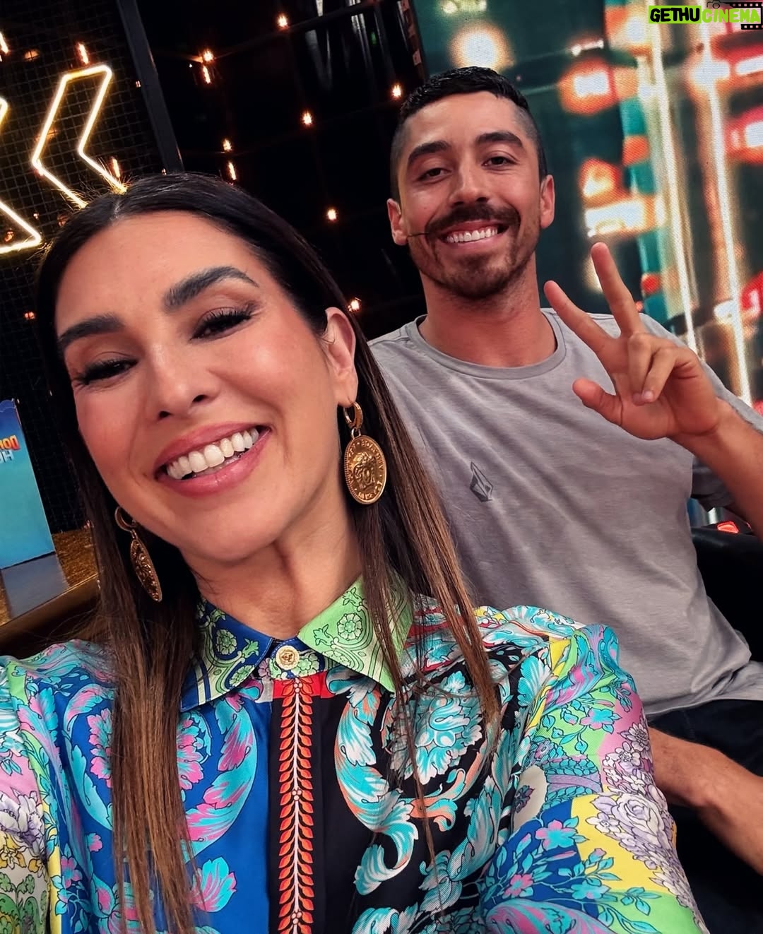 Fernanda Paes Leme - 3 Likes - Posso não estar mais dançando mas lookinhos seguirei entregando no @domingao 💖
Versace p/ @shopandshare