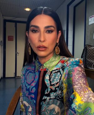 Fernanda Paes Leme Instagram - Posso não estar mais dançando mas lookinhos seguirei entregando no @domingao 💖
Versace p/ @shopandshare