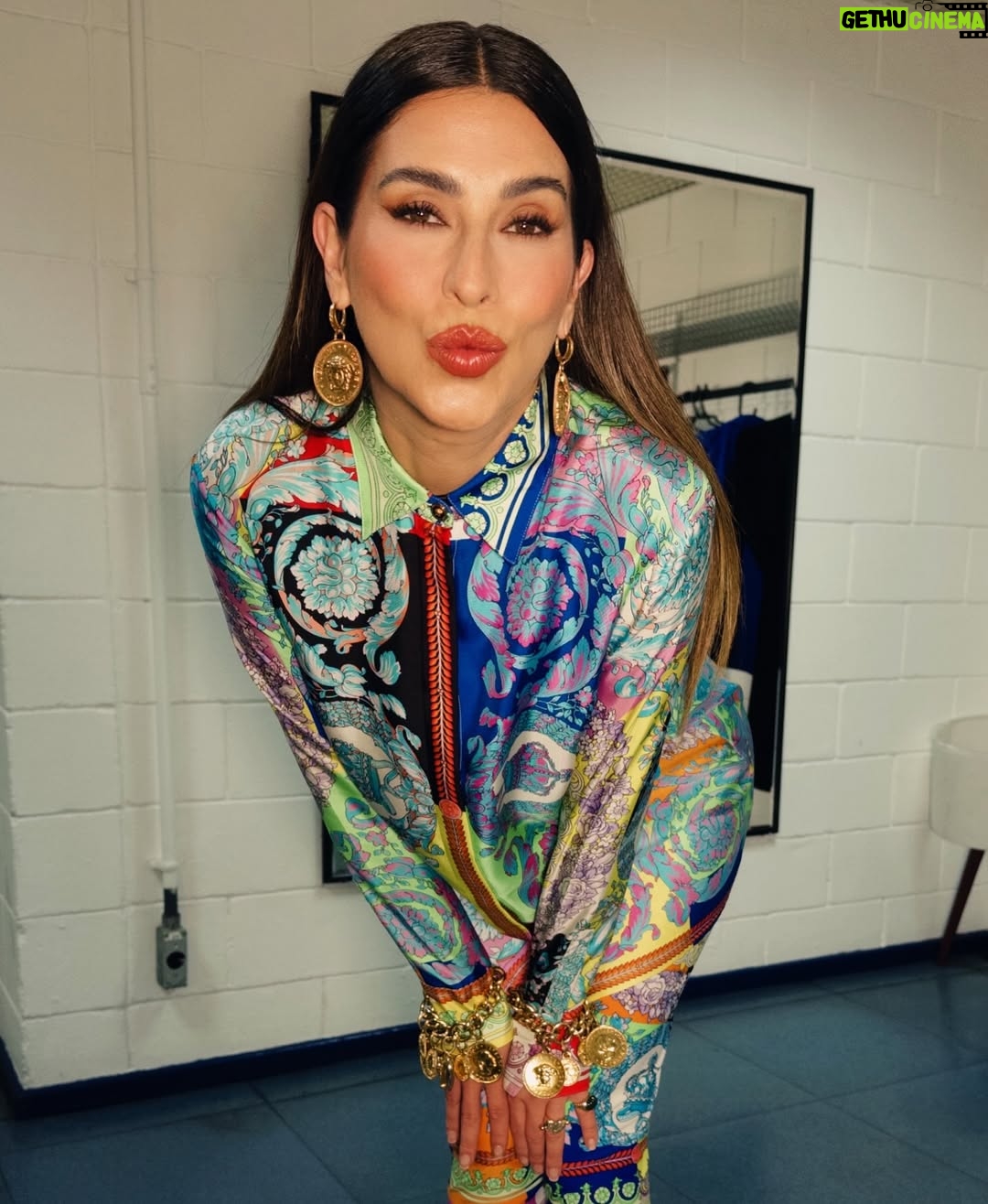 Fernanda Paes Leme - 3 Likes - Posso não estar mais dançando mas lookinhos seguirei entregando no @domingao 💖
Versace p/ @shopandshare