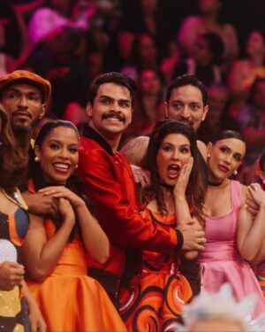 Fernanda Paes Leme Instagram - Assim que acabaram as gravações do #DançaDosFamosos, com o resultado da minha eliminação, eu me recolhi pra chorar sozinha. Chorei, chorei, chorei... Estava muito sensível com a presença do @gilbertogil e da @floragil_ no @domingao, com a minha saída (claro) e com o fato de que ia me separar tão prematuramente daquela turma toda. Eu não esperava e sentia que podia ter entregado muito mais.
O Dança foi um trabalho de dedicação incrível. Física e mental. Um desafio pra mim em muitos níveis. Ao mesmo tempo que eu sofria ao me separar da Pilar por dias, recebia tanto amor e carinho dos meus colegas (que viraram amigos) de competição. Isso me fortalecia. Me fez descobrir (ou redescobrir) uma Fernanda forte, dedicada ao novo, focada em processos. Fez meu olho voltar a brilhar. Sou outra!
Eu não queria ter saído. Eu queria me desafiar mais e mais. Testar meus limites, descobrir novos roxos pelo corpo, sentir dores em lugares que eu nem sabia que podiam doer, fechar o olho pra dormir e ficar “pá, pá, pá...” passando a coreografia mentalmente. E foi tudo tão intenso que mesmo com pouco tempo no quadro, eu já sinto falta. Mas faz parte e a cada semana, alguém vai sentir isso também.
Mas esse post é pra agradecer a vocês que torceram, que me fizeram gargalhar e chorar de ontem pra hoje lendo os comentários, os memes, as hashtags, que vão sentir minha falta no programa e nos bastidores dele, que era sempre um grande surto. Ser acolhida pelo público é o desejo de todo artista e ontem eu senti isso. Ainda sinto.
Obrigada, @lucianohuck pelo convite, obrigada, @nicolebahls, @dududancee_, @davidjunior, @ma.fernaandes, @fernandoperrotti, @luanpereiracantor, @jaqueparaense, nosso eterno Grupo B pelo companheirismo e amizade, obrigada a TODOS os outros competidores e professores, obrigada @carlinhosdejesus, @xorogan_zebrinha, @anabotafogooficial, @miltoncunhaoficial, obrigada a toda direção e produção do programa, obrigada ao figurino e maquiagem, obrigada @fisiopablo e mais uma vez e sempre, obrigada ao público!