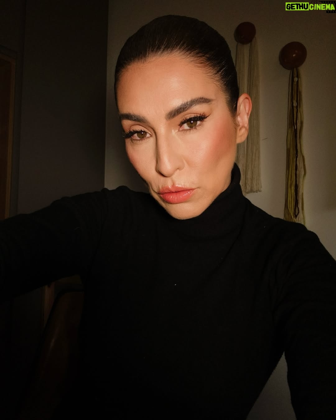 Fernanda Paes Leme - 3 Likes - De tédio eu não posso reclamar. Dump dos últimos dias pra lá e pra cá. Ainda tem um grande surto na última foto que recebi 😅.