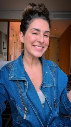 Fernanda Paes Leme Instagram - Quando a rotina tá a mil, a praticidade é indispensável! É aí que @MeuOllie chega pra unir beleza, proteção e skincare em dois bastões poderosos: O Protetor Com Cor FPS95 #20 e o Bastão 3em1 FPS95 cor amora. Quer ver? Assiste aí! 😉