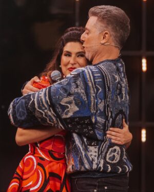 Fernanda Paes Leme Instagram - Assim que acabaram as gravações do #DançaDosFamosos, com o resultado da minha eliminação, eu me recolhi pra chorar sozinha. Chorei, chorei, chorei... Estava muito sensível com a presença do @gilbertogil e da @floragil_ no @domingao, com a minha saída (claro) e com o fato de que ia me separar tão prematuramente daquela turma toda. Eu não esperava e sentia que podia ter entregado muito mais.
O Dança foi um trabalho de dedicação incrível. Física e mental. Um desafio pra mim em muitos níveis. Ao mesmo tempo que eu sofria ao me separar da Pilar por dias, recebia tanto amor e carinho dos meus colegas (que viraram amigos) de competição. Isso me fortalecia. Me fez descobrir (ou redescobrir) uma Fernanda forte, dedicada ao novo, focada em processos. Fez meu olho voltar a brilhar. Sou outra!
Eu não queria ter saído. Eu queria me desafiar mais e mais. Testar meus limites, descobrir novos roxos pelo corpo, sentir dores em lugares que eu nem sabia que podiam doer, fechar o olho pra dormir e ficar “pá, pá, pá...” passando a coreografia mentalmente. E foi tudo tão intenso que mesmo com pouco tempo no quadro, eu já sinto falta. Mas faz parte e a cada semana, alguém vai sentir isso também.
Mas esse post é pra agradecer a vocês que torceram, que me fizeram gargalhar e chorar de ontem pra hoje lendo os comentários, os memes, as hashtags, que vão sentir minha falta no programa e nos bastidores dele, que era sempre um grande surto. Ser acolhida pelo público é o desejo de todo artista e ontem eu senti isso. Ainda sinto.
Obrigada, @lucianohuck pelo convite, obrigada, @nicolebahls, @dududancee_, @davidjunior, @ma.fernaandes, @fernandoperrotti, @luanpereiracantor, @jaqueparaense, nosso eterno Grupo B pelo companheirismo e amizade, obrigada a TODOS os outros competidores e professores, obrigada @carlinhosdejesus, @xorogan_zebrinha, @anabotafogooficial, @miltoncunhaoficial, obrigada a toda direção e produção do programa, obrigada ao figurino e maquiagem, obrigada @fisiopablo e mais uma vez e sempre, obrigada ao público!