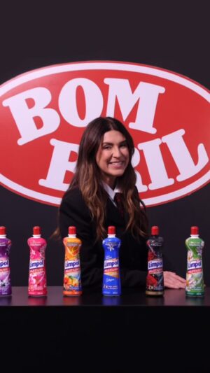 Fernanda Paes Leme Instagram - Ele já está entre nós! A nova geração de Limpol Multiuso, minha criação com @BombrilOficial chegou e está tudoooo! São vários perfumes novos e a qualidade que você já conhece. É mais do que bom. É da Bombril ❤️
*Esse produto faz parte da promoção “Dê um Brilho no Seu Futuro”. Compre 3 produtos da família Bombril, cadastre o cupom no site e concorra! De 15/08/2025 a 15/10/2025. Sorteio toda 4ª-feira e sábado (loteria federal). Regulamento com a premiação e nº do certificado de autorização spa/mf em www.promocaobombril.com.br. Imagens ilustrativas.