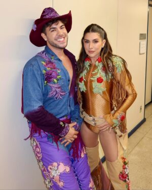 Fernanda Paes Leme Instagram - Assim que acabaram as gravações do #DançaDosFamosos, com o resultado da minha eliminação, eu me recolhi pra chorar sozinha. Chorei, chorei, chorei... Estava muito sensível com a presença do @gilbertogil e da @floragil_ no @domingao, com a minha saída (claro) e com o fato de que ia me separar tão prematuramente daquela turma toda. Eu não esperava e sentia que podia ter entregado muito mais.
O Dança foi um trabalho de dedicação incrível. Física e mental. Um desafio pra mim em muitos níveis. Ao mesmo tempo que eu sofria ao me separar da Pilar por dias, recebia tanto amor e carinho dos meus colegas (que viraram amigos) de competição. Isso me fortalecia. Me fez descobrir (ou redescobrir) uma Fernanda forte, dedicada ao novo, focada em processos. Fez meu olho voltar a brilhar. Sou outra!
Eu não queria ter saído. Eu queria me desafiar mais e mais. Testar meus limites, descobrir novos roxos pelo corpo, sentir dores em lugares que eu nem sabia que podiam doer, fechar o olho pra dormir e ficar “pá, pá, pá...” passando a coreografia mentalmente. E foi tudo tão intenso que mesmo com pouco tempo no quadro, eu já sinto falta. Mas faz parte e a cada semana, alguém vai sentir isso também.
Mas esse post é pra agradecer a vocês que torceram, que me fizeram gargalhar e chorar de ontem pra hoje lendo os comentários, os memes, as hashtags, que vão sentir minha falta no programa e nos bastidores dele, que era sempre um grande surto. Ser acolhida pelo público é o desejo de todo artista e ontem eu senti isso. Ainda sinto.
Obrigada, @lucianohuck pelo convite, obrigada, @nicolebahls, @dududancee_, @davidjunior, @ma.fernaandes, @fernandoperrotti, @luanpereiracantor, @jaqueparaense, nosso eterno Grupo B pelo companheirismo e amizade, obrigada a TODOS os outros competidores e professores, obrigada @carlinhosdejesus, @xorogan_zebrinha, @anabotafogooficial, @miltoncunhaoficial, obrigada a toda direção e produção do programa, obrigada ao figurino e maquiagem, obrigada @fisiopablo e mais uma vez e sempre, obrigada ao público!