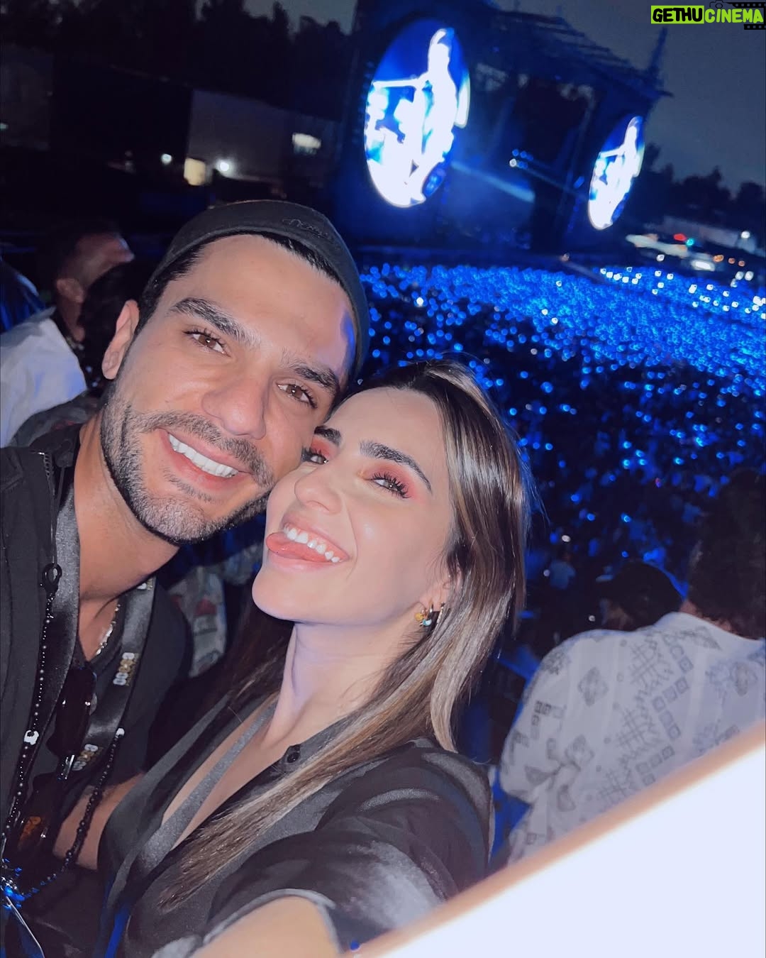 Fernanda Urdapilleta - 140.7K Likes - cómo disfrute este concierto 💙 de los mejores de mi vida y @gnpseguros nos tuvo súper consentidos #VivirEsIncreible y vaya que ayer lo fue ✨