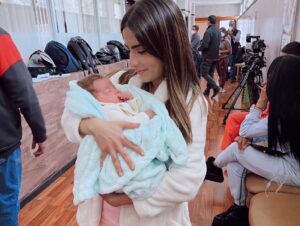 Fernanda Urdapilleta Instagram - 🥺 Querida Andrea:
Gracias por darme la oportunidad de estar en tus zapatos un rato, de poder compartir contigo este camino tan bonito lleno de amor. Gracias por regalarme una hermana @danylani que me llevo para siempre, una mamá @susanagonzalezdr que me enseñó a amar sin condición, gracias por darme la oportunidad de enamorarme de @ramses_aleman que es lo más bonito que me regaló @mifortunaesamarte ♥️ gracias por darme unos amigos que son inigualables @andres_vazquezq @clemente_parker y una tía con la que pude compartir temas culinarios que solo ella y yo entendíamos @chanaandere 😂. Simplemente gracias por llegar a mi vida. Te llevo en mi corazón para siempre, Andy 💖