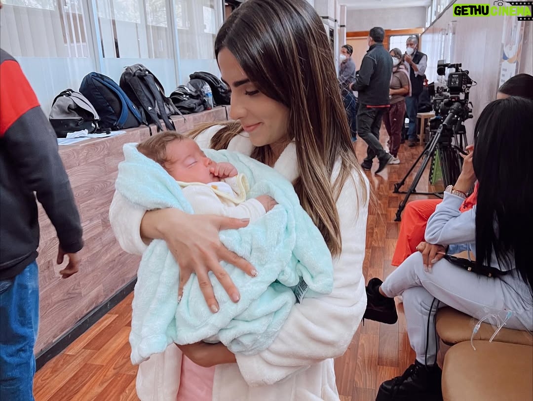 Fernanda Urdapilleta - 152.5K Likes - 🥺 Querida Andrea: 
Gracias por darme la oportunidad de estar en tus zapatos un rato, de poder compartir contigo este camino tan bonito lleno de amor. Gracias por regalarme una hermana @danylani que me llevo para siempre, una mamá @susanagonzalezdr que me enseñó a amar sin condición, gracias por darme la oportunidad de enamorarme de @ramses_aleman que es lo más bonito que me regaló @mifortunaesamarte ♥️ gracias por darme unos amigos que son inigualables @andres_vazquezq @clemente_parker y una tía con la que pude compartir temas culinarios que solo ella y yo entendíamos @chanaandere 😂. Simplemente gracias por llegar a mi vida. Te llevo en mi corazón para siempre, Andy 💖