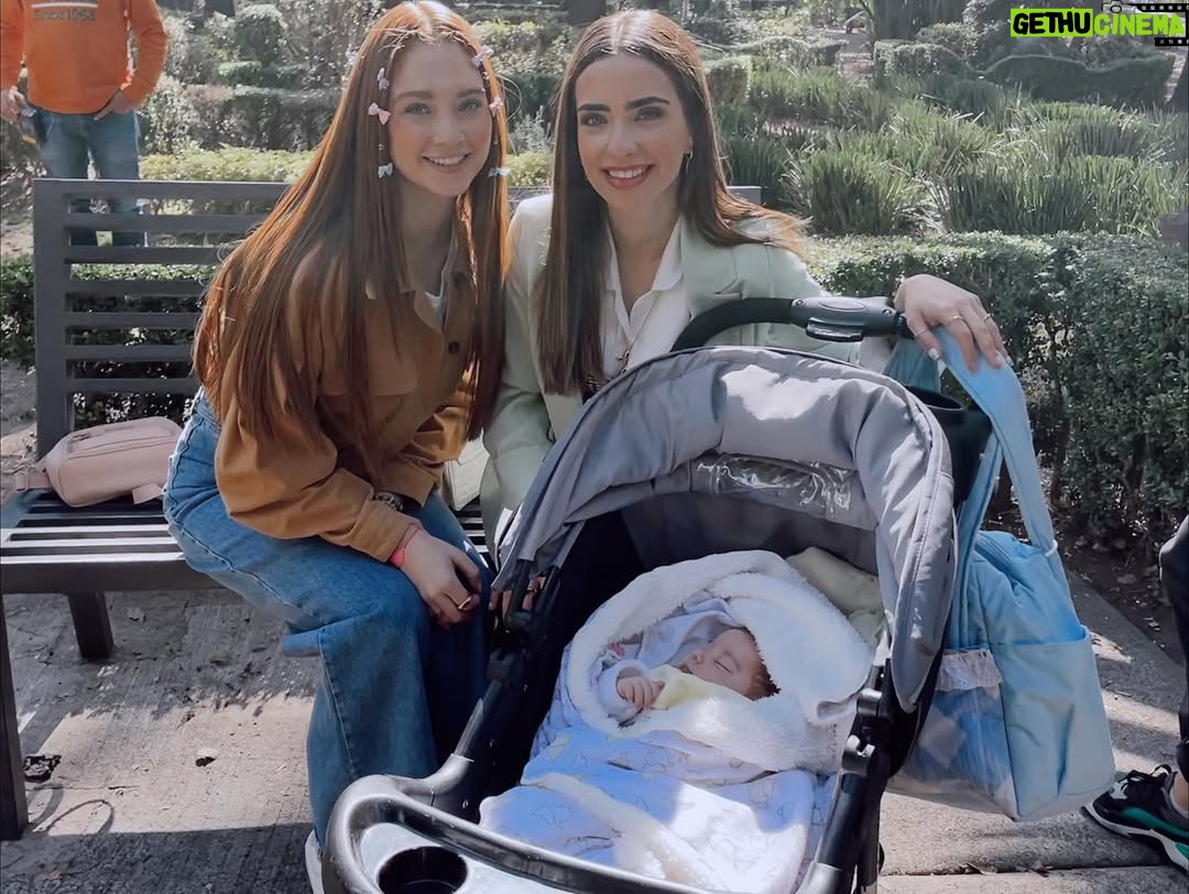 Fernanda Urdapilleta - 152.5K Likes - 🥺 Querida Andrea: 
Gracias por darme la oportunidad de estar en tus zapatos un rato, de poder compartir contigo este camino tan bonito lleno de amor. Gracias por regalarme una hermana @danylani que me llevo para siempre, una mamá @susanagonzalezdr que me enseñó a amar sin condición, gracias por darme la oportunidad de enamorarme de @ramses_aleman que es lo más bonito que me regaló @mifortunaesamarte ♥️ gracias por darme unos amigos que son inigualables @andres_vazquezq @clemente_parker y una tía con la que pude compartir temas culinarios que solo ella y yo entendíamos @chanaandere 😂. Simplemente gracias por llegar a mi vida. Te llevo en mi corazón para siempre, Andy 💖