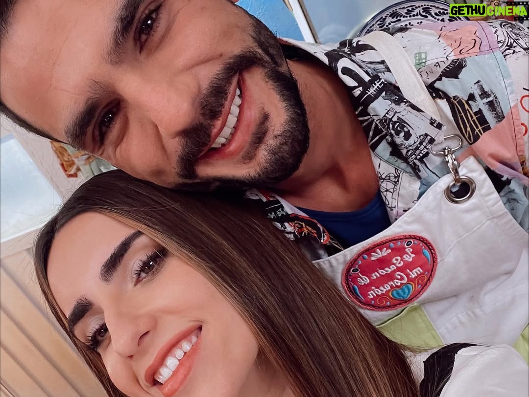 Fernanda Urdapilleta - 152.5K Likes - 🥺 Querida Andrea: 
Gracias por darme la oportunidad de estar en tus zapatos un rato, de poder compartir contigo este camino tan bonito lleno de amor. Gracias por regalarme una hermana @danylani que me llevo para siempre, una mamá @susanagonzalezdr que me enseñó a amar sin condición, gracias por darme la oportunidad de enamorarme de @ramses_aleman que es lo más bonito que me regaló @mifortunaesamarte ♥️ gracias por darme unos amigos que son inigualables @andres_vazquezq @clemente_parker y una tía con la que pude compartir temas culinarios que solo ella y yo entendíamos @chanaandere 😂. Simplemente gracias por llegar a mi vida. Te llevo en mi corazón para siempre, Andy 💖