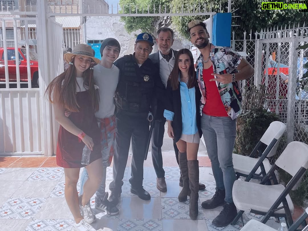 Fernanda Urdapilleta - 152.5K Likes - 🥺 Querida Andrea: 
Gracias por darme la oportunidad de estar en tus zapatos un rato, de poder compartir contigo este camino tan bonito lleno de amor. Gracias por regalarme una hermana @danylani que me llevo para siempre, una mamá @susanagonzalezdr que me enseñó a amar sin condición, gracias por darme la oportunidad de enamorarme de @ramses_aleman que es lo más bonito que me regaló @mifortunaesamarte ♥️ gracias por darme unos amigos que son inigualables @andres_vazquezq @clemente_parker y una tía con la que pude compartir temas culinarios que solo ella y yo entendíamos @chanaandere 😂. Simplemente gracias por llegar a mi vida. Te llevo en mi corazón para siempre, Andy 💖