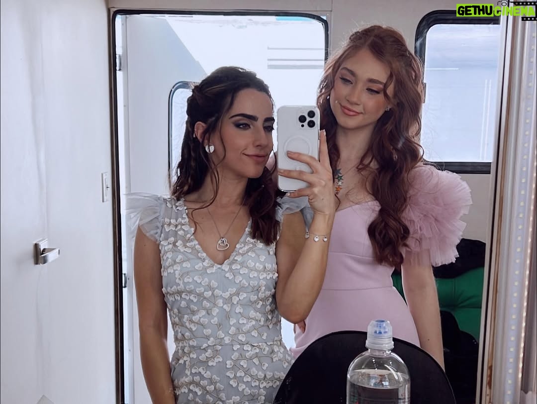 Fernanda Urdapilleta - 152.5K Likes - 🥺 Querida Andrea: 
Gracias por darme la oportunidad de estar en tus zapatos un rato, de poder compartir contigo este camino tan bonito lleno de amor. Gracias por regalarme una hermana @danylani que me llevo para siempre, una mamá @susanagonzalezdr que me enseñó a amar sin condición, gracias por darme la oportunidad de enamorarme de @ramses_aleman que es lo más bonito que me regaló @mifortunaesamarte ♥️ gracias por darme unos amigos que son inigualables @andres_vazquezq @clemente_parker y una tía con la que pude compartir temas culinarios que solo ella y yo entendíamos @chanaandere 😂. Simplemente gracias por llegar a mi vida. Te llevo en mi corazón para siempre, Andy 💖