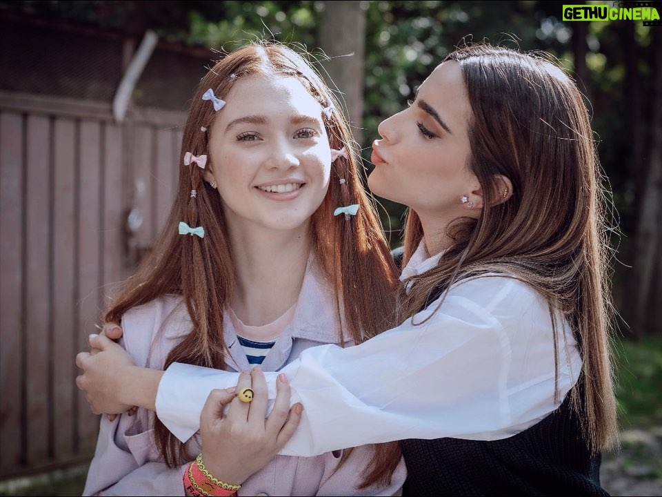 Fernanda Urdapilleta - 152.5K Likes - 🥺 Querida Andrea: 
Gracias por darme la oportunidad de estar en tus zapatos un rato, de poder compartir contigo este camino tan bonito lleno de amor. Gracias por regalarme una hermana @danylani que me llevo para siempre, una mamá @susanagonzalezdr que me enseñó a amar sin condición, gracias por darme la oportunidad de enamorarme de @ramses_aleman que es lo más bonito que me regaló @mifortunaesamarte ♥️ gracias por darme unos amigos que son inigualables @andres_vazquezq @clemente_parker y una tía con la que pude compartir temas culinarios que solo ella y yo entendíamos @chanaandere 😂. Simplemente gracias por llegar a mi vida. Te llevo en mi corazón para siempre, Andy 💖