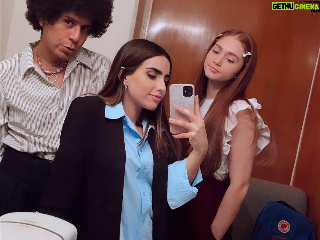Fernanda Urdapilleta - 152.5K Likes - 🥺 Querida Andrea: 
Gracias por darme la oportunidad de estar en tus zapatos un rato, de poder compartir contigo este camino tan bonito lleno de amor. Gracias por regalarme una hermana @danylani que me llevo para siempre, una mamá @susanagonzalezdr que me enseñó a amar sin condición, gracias por darme la oportunidad de enamorarme de @ramses_aleman que es lo más bonito que me regaló @mifortunaesamarte ♥️ gracias por darme unos amigos que son inigualables @andres_vazquezq @clemente_parker y una tía con la que pude compartir temas culinarios que solo ella y yo entendíamos @chanaandere 😂. Simplemente gracias por llegar a mi vida. Te llevo en mi corazón para siempre, Andy 💖