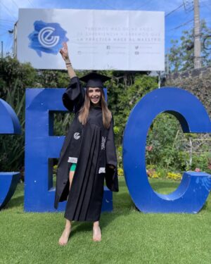 Fernanda Urdapilleta Instagram - pues ¿qué creen? lo logré 🎓💙 no saben lo feliz que me hace haberme podido graduar! fueron años de mucho esfuerzo, dedicación y disciplina. trabajar y estudiar al mismo tiempo no es fácil pero cuando tienes muy claro tu propósito, rendirse no es una opción.
gracias a mi motor de vida (mi familia) 🫶🏼 y al mejor novio del mundo @ramses_aleman por impulsarme a siempre sacar lo mejor de mi 🥹