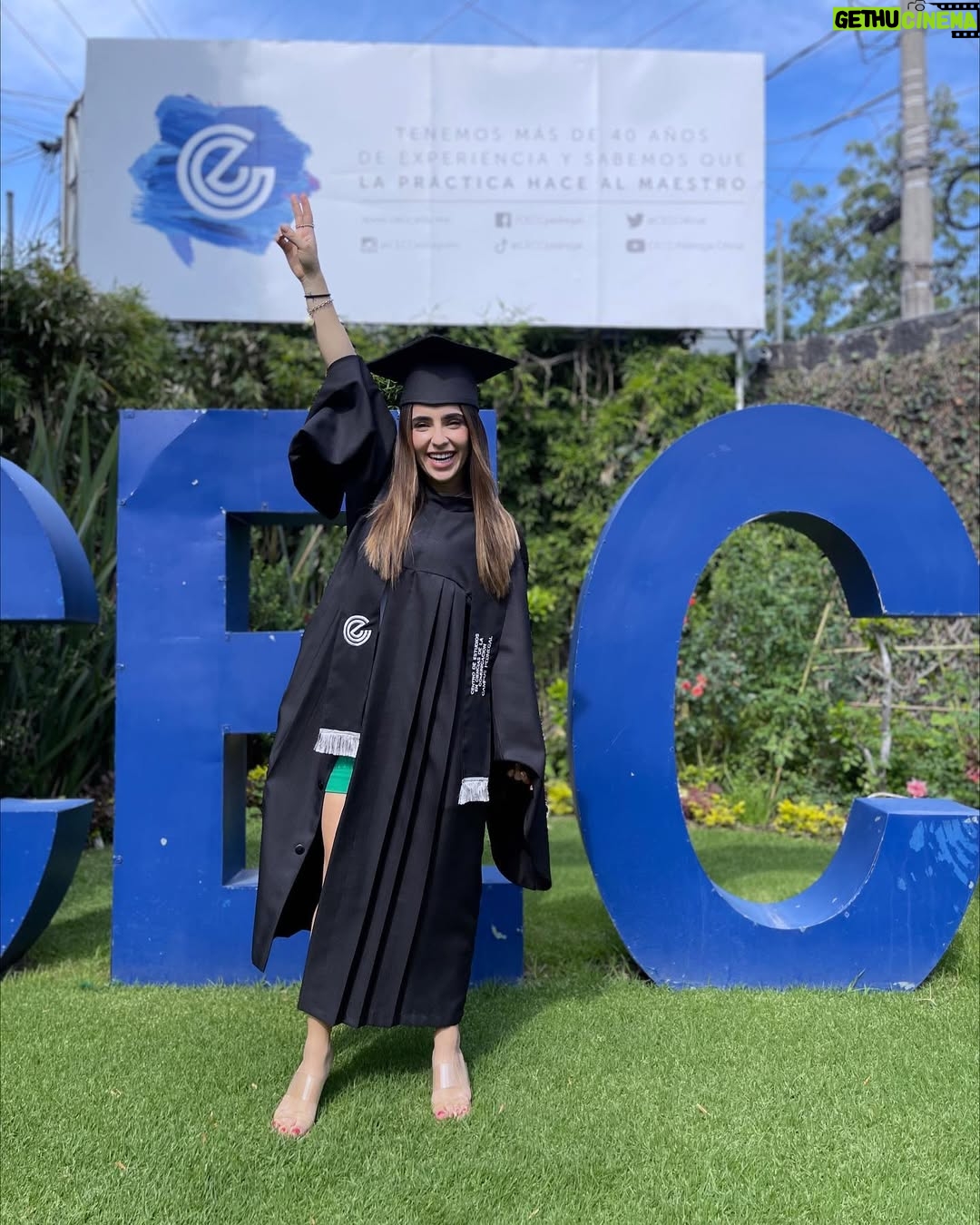 Fernanda Urdapilleta - 182.4K Likes - pues ¿qué creen? lo logré 🎓💙 no saben lo feliz que me hace haberme podido graduar! fueron años de mucho esfuerzo, dedicación y disciplina. trabajar y estudiar al mismo tiempo no es fácil pero cuando tienes muy claro tu propósito, rendirse no es una opción. 
gracias a mi motor de vida (mi familia) 🫶🏼 y al mejor novio del mundo @ramses_aleman por impulsarme a siempre sacar lo mejor de mi 🥹