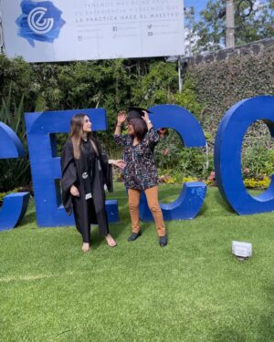 Fernanda Urdapilleta Instagram - pues ¿qué creen? lo logré 🎓💙 no saben lo feliz que me hace haberme podido graduar! fueron años de mucho esfuerzo, dedicación y disciplina. trabajar y estudiar al mismo tiempo no es fácil pero cuando tienes muy claro tu propósito, rendirse no es una opción.
gracias a mi motor de vida (mi familia) 🫶🏼 y al mejor novio del mundo @ramses_aleman por impulsarme a siempre sacar lo mejor de mi 🥹