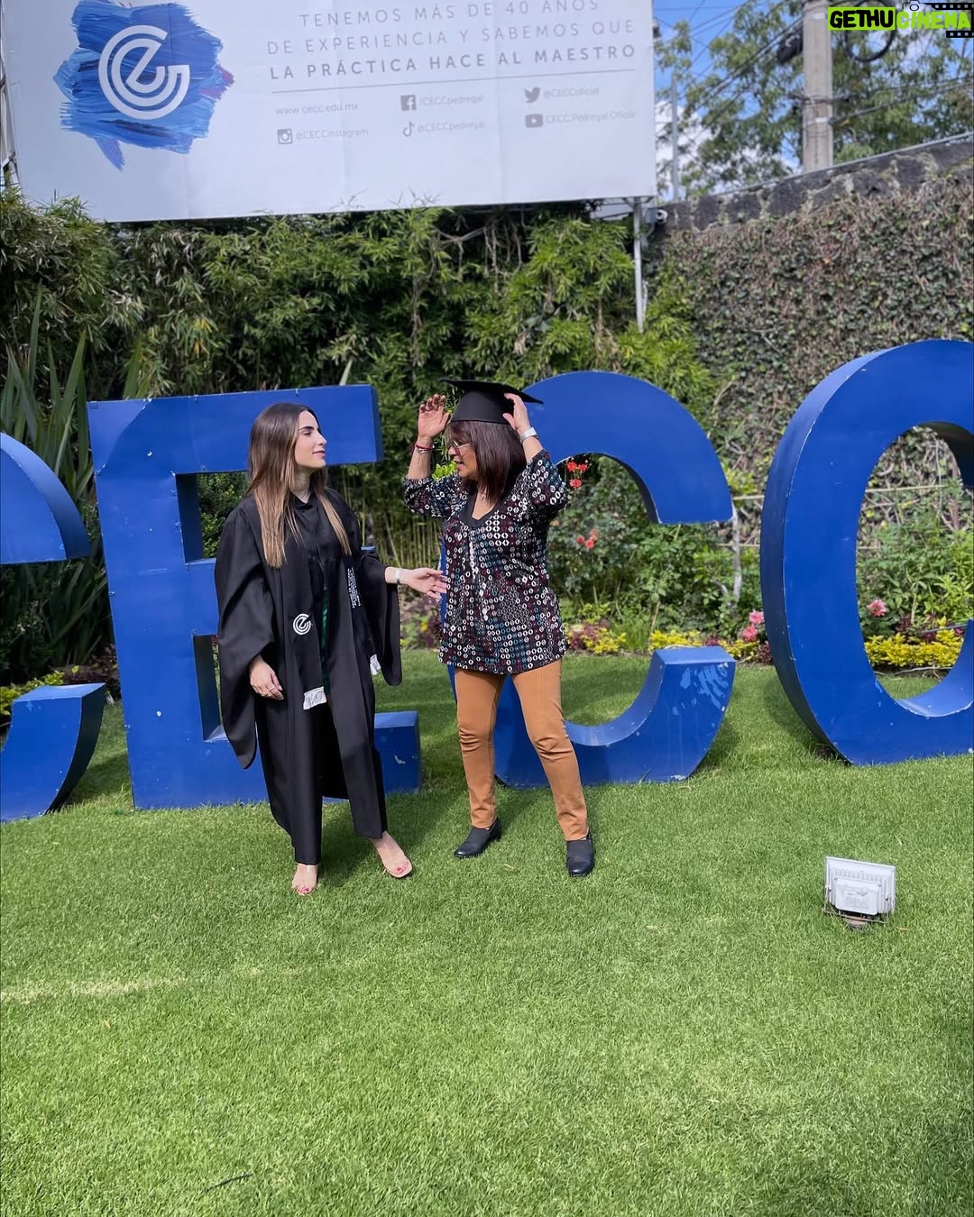 Fernanda Urdapilleta - 182.4K Likes - pues ¿qué creen? lo logré 🎓💙 no saben lo feliz que me hace haberme podido graduar! fueron años de mucho esfuerzo, dedicación y disciplina. trabajar y estudiar al mismo tiempo no es fácil pero cuando tienes muy claro tu propósito, rendirse no es una opción. 
gracias a mi motor de vida (mi familia) 🫶🏼 y al mejor novio del mundo @ramses_aleman por impulsarme a siempre sacar lo mejor de mi 🥹