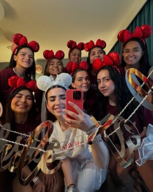 Fernanda Urdapilleta Instagram - bach day 3 🏰❤️
“the bach club takes Disney”
un sueño hecho realidad: caminar con mis orejas de Minnie Mouse versión bride con mis mejores amigas y mis hermanas por todo Magic Kingdom! Ese día fue MUY mágico y se quedará por siempre en mi corazón! Y si, @merygalindo_ tomó la foto más pinterest del mundo (la penúltima 🫶🏼)