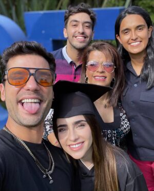 Fernanda Urdapilleta Instagram - pues ¿qué creen? lo logré 🎓💙 no saben lo feliz que me hace haberme podido graduar! fueron años de mucho esfuerzo, dedicación y disciplina. trabajar y estudiar al mismo tiempo no es fácil pero cuando tienes muy claro tu propósito, rendirse no es una opción.
gracias a mi motor de vida (mi familia) 🫶🏼 y al mejor novio del mundo @ramses_aleman por impulsarme a siempre sacar lo mejor de mi 🥹