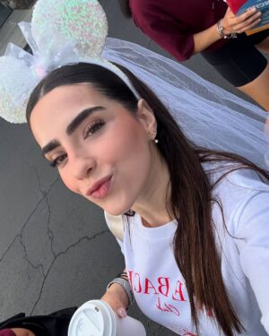 Fernanda Urdapilleta Instagram - bach day 3 🏰❤️
“the bach club takes Disney”
un sueño hecho realidad: caminar con mis orejas de Minnie Mouse versión bride con mis mejores amigas y mis hermanas por todo Magic Kingdom! Ese día fue MUY mágico y se quedará por siempre en mi corazón! Y si, @merygalindo_ tomó la foto más pinterest del mundo (la penúltima 🫶🏼)