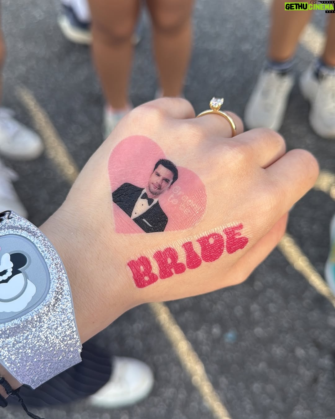 Fernanda Urdapilleta - 184.9K Likes - bach day 3 🏰❤️
“the bach club takes Disney” 

un sueño hecho realidad: caminar con mis orejas de Minnie Mouse versión bride con mis mejores amigas y mis hermanas por todo Magic Kingdom! Ese día fue MUY mágico y se quedará por siempre en mi corazón! Y si, @merygalindo_ tomó la foto más pinterest del mundo (la penúltima 🫶🏼)