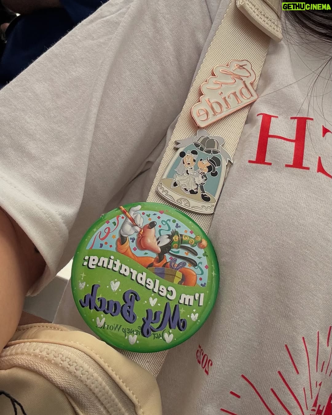 Fernanda Urdapilleta - 184.9K Likes - bach day 3 🏰❤️
“the bach club takes Disney” 

un sueño hecho realidad: caminar con mis orejas de Minnie Mouse versión bride con mis mejores amigas y mis hermanas por todo Magic Kingdom! Ese día fue MUY mágico y se quedará por siempre en mi corazón! Y si, @merygalindo_ tomó la foto más pinterest del mundo (la penúltima 🫶🏼)