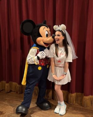 Fernanda Urdapilleta Instagram - bach day 3 🏰❤️
“the bach club takes Disney”
un sueño hecho realidad: caminar con mis orejas de Minnie Mouse versión bride con mis mejores amigas y mis hermanas por todo Magic Kingdom! Ese día fue MUY mágico y se quedará por siempre en mi corazón! Y si, @merygalindo_ tomó la foto más pinterest del mundo (la penúltima 🫶🏼)