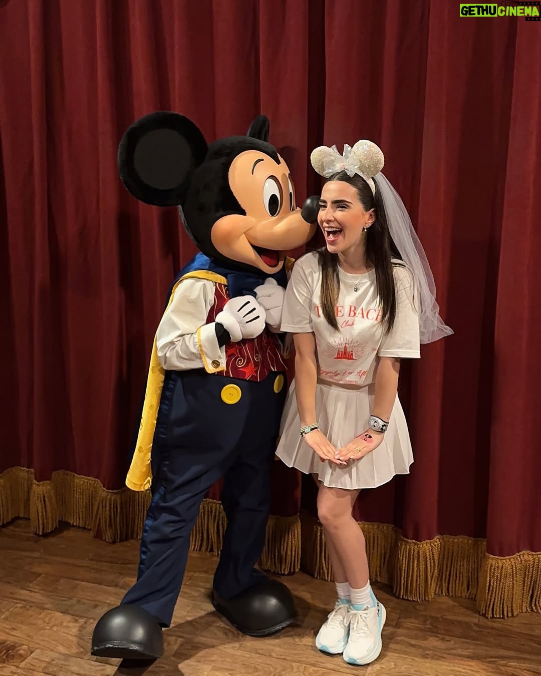 Fernanda Urdapilleta - 184.9K Likes - bach day 3 🏰❤️
“the bach club takes Disney” 

un sueño hecho realidad: caminar con mis orejas de Minnie Mouse versión bride con mis mejores amigas y mis hermanas por todo Magic Kingdom! Ese día fue MUY mágico y se quedará por siempre en mi corazón! Y si, @merygalindo_ tomó la foto más pinterest del mundo (la penúltima 🫶🏼)