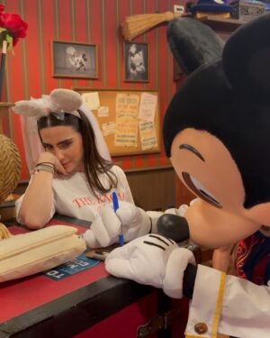 Fernanda Urdapilleta Instagram - bach day 3 🏰❤️
“the bach club takes Disney”
un sueño hecho realidad: caminar con mis orejas de Minnie Mouse versión bride con mis mejores amigas y mis hermanas por todo Magic Kingdom! Ese día fue MUY mágico y se quedará por siempre en mi corazón! Y si, @merygalindo_ tomó la foto más pinterest del mundo (la penúltima 🫶🏼)