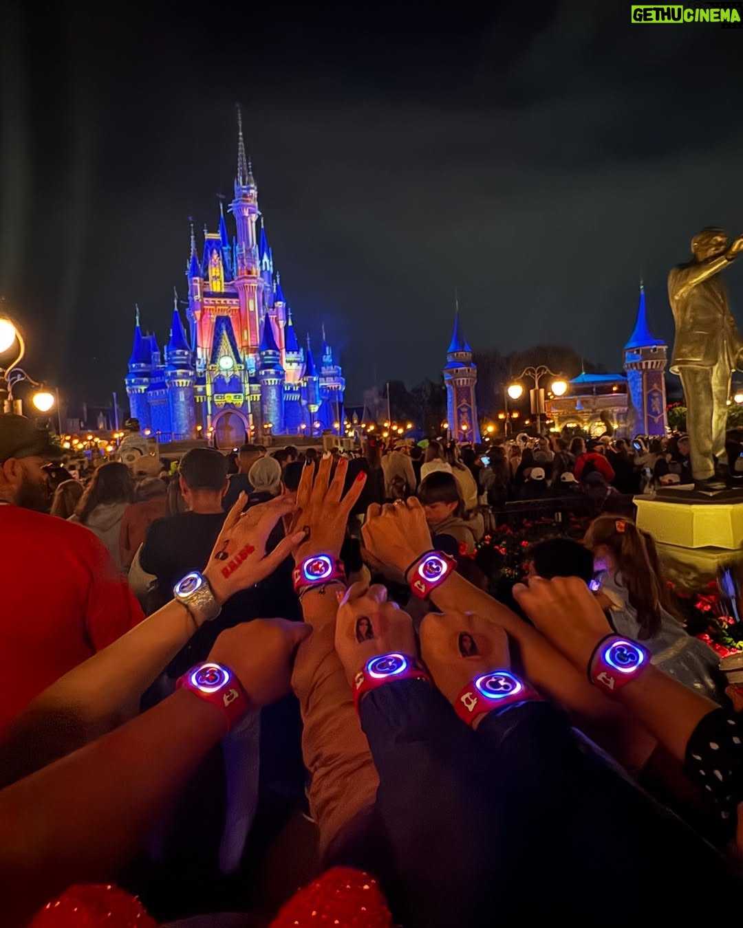 Fernanda Urdapilleta - 184.9K Likes - bach day 3 🏰❤️
“the bach club takes Disney” 

un sueño hecho realidad: caminar con mis orejas de Minnie Mouse versión bride con mis mejores amigas y mis hermanas por todo Magic Kingdom! Ese día fue MUY mágico y se quedará por siempre en mi corazón! Y si, @merygalindo_ tomó la foto más pinterest del mundo (la penúltima 🫶🏼)
