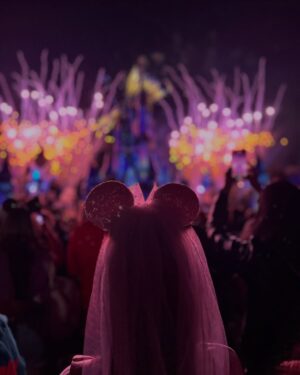 Fernanda Urdapilleta Instagram - bach day 3 🏰❤️
“the bach club takes Disney”
un sueño hecho realidad: caminar con mis orejas de Minnie Mouse versión bride con mis mejores amigas y mis hermanas por todo Magic Kingdom! Ese día fue MUY mágico y se quedará por siempre en mi corazón! Y si, @merygalindo_ tomó la foto más pinterest del mundo (la penúltima 🫶🏼)