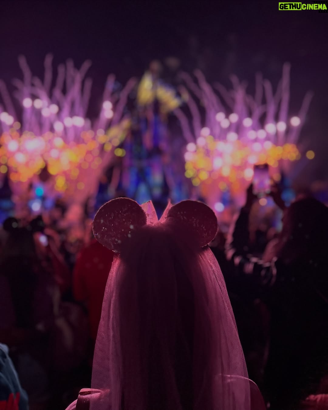 Fernanda Urdapilleta - 184.9K Likes - bach day 3 🏰❤️
“the bach club takes Disney” 

un sueño hecho realidad: caminar con mis orejas de Minnie Mouse versión bride con mis mejores amigas y mis hermanas por todo Magic Kingdom! Ese día fue MUY mágico y se quedará por siempre en mi corazón! Y si, @merygalindo_ tomó la foto más pinterest del mundo (la penúltima 🫶🏼)