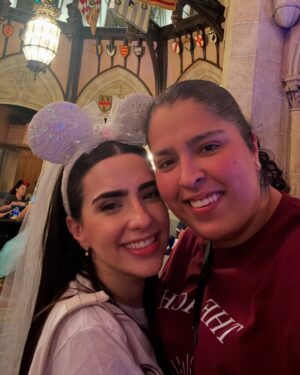 Fernanda Urdapilleta Instagram - bach day 3 🏰❤️
“the bach club takes Disney”
un sueño hecho realidad: caminar con mis orejas de Minnie Mouse versión bride con mis mejores amigas y mis hermanas por todo Magic Kingdom! Ese día fue MUY mágico y se quedará por siempre en mi corazón! Y si, @merygalindo_ tomó la foto más pinterest del mundo (la penúltima 🫶🏼)