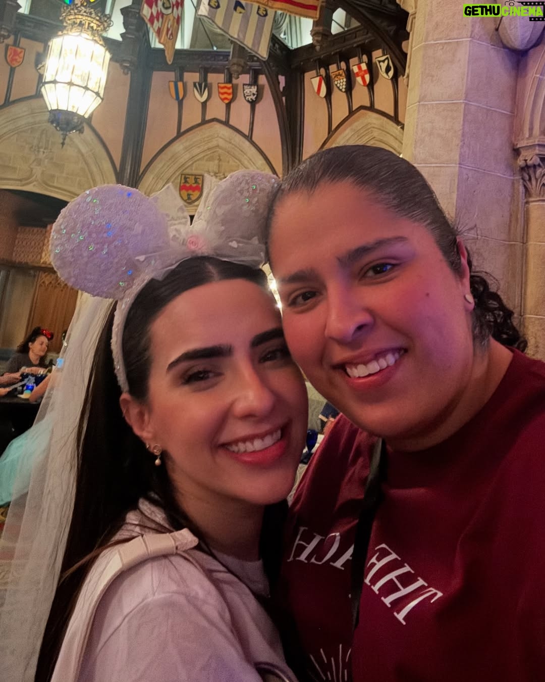Fernanda Urdapilleta - 184.9K Likes - bach day 3 🏰❤️
“the bach club takes Disney” 

un sueño hecho realidad: caminar con mis orejas de Minnie Mouse versión bride con mis mejores amigas y mis hermanas por todo Magic Kingdom! Ese día fue MUY mágico y se quedará por siempre en mi corazón! Y si, @merygalindo_ tomó la foto más pinterest del mundo (la penúltima 🫶🏼)